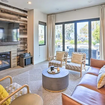 Modern Huntington Beach Home Less Than 1 Mi To Beach!